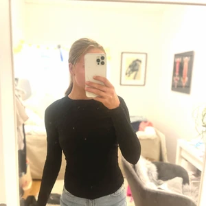 Långärmad utan rygg  - Svart långärmad topp utan rygg. Knytning vid nacken.