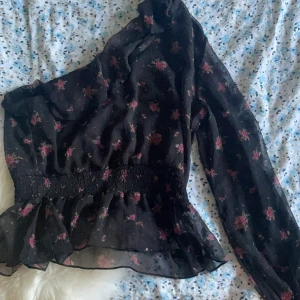 Blommig blus  - Blommig enärmad blus från bikbok, nyskick. Storlek M. 50kr + eventuell frakt som betalas av köparen