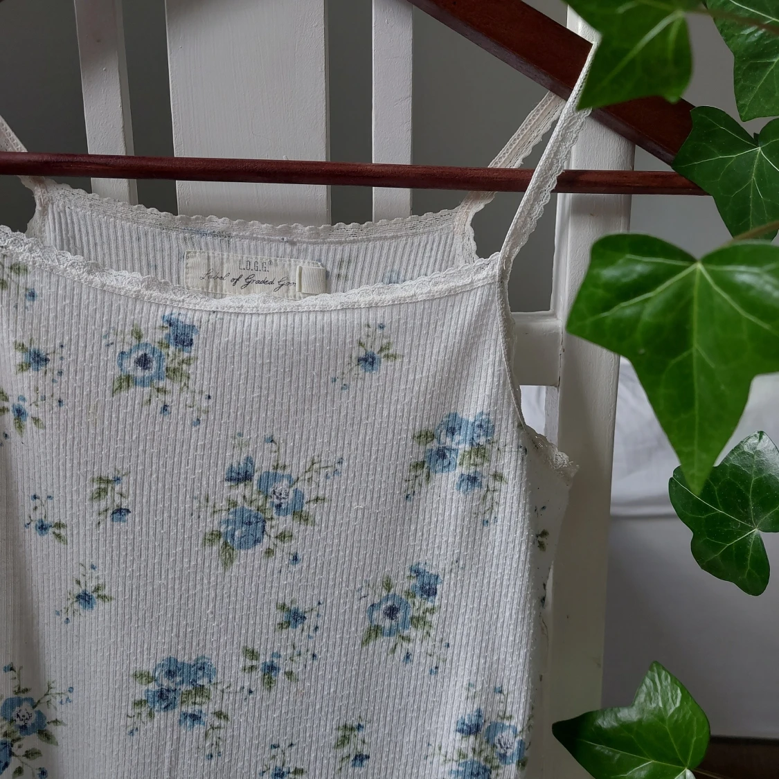 Blommigt sommarlinne med spetsdetaljer - 90