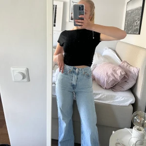Jeans - Fina Levis jeans i modellen wide leg, i väldigt fint skick, nypris 1250 kr ish , säljer för 300+ frakt💓💓 storlek 23 passar mig som är 160 ish💓💓