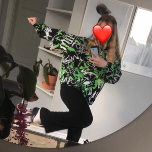 Långärmad tröja  - En grön tröja med svarta och vita detaljer. Bra kvalitet men börjar bli lite nopprig. Rätt lik en tröja som Billie Eilish hade 