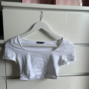 Vit tröja 🤍 - Säljer min gripande vita t-shirt som jag har köpt från shein, tyvärr så använder jag inte den så tänkte att det är bättre att sälja❤️