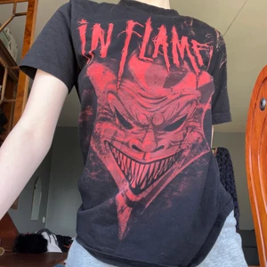 T-shirt - In flames t-shirt:)) inga hål, mycket blekningsfläckar över axlarna men annars bra skick💕