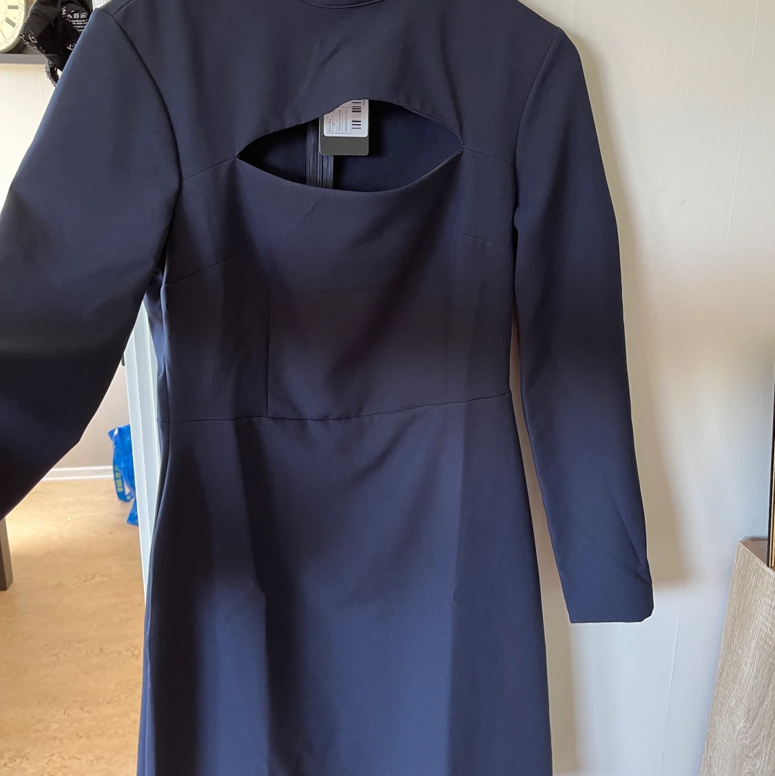 Klänning med utskurna partier. OANVÄND