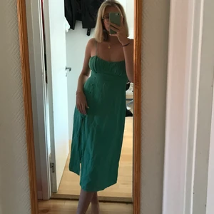 Klänning zara - Endast använd en gång, säljer då den är för liten för mig!💜 Öppen i ryggen, passar 36 eller liten 38