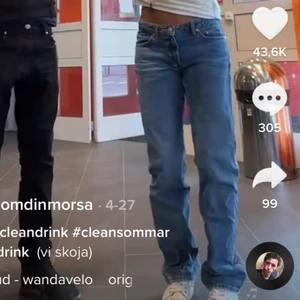 WEEKDAY JEANS - Jeans från weekday i st 26/30. Uppsprättade där nere så dem passar perfekt på mig some 165