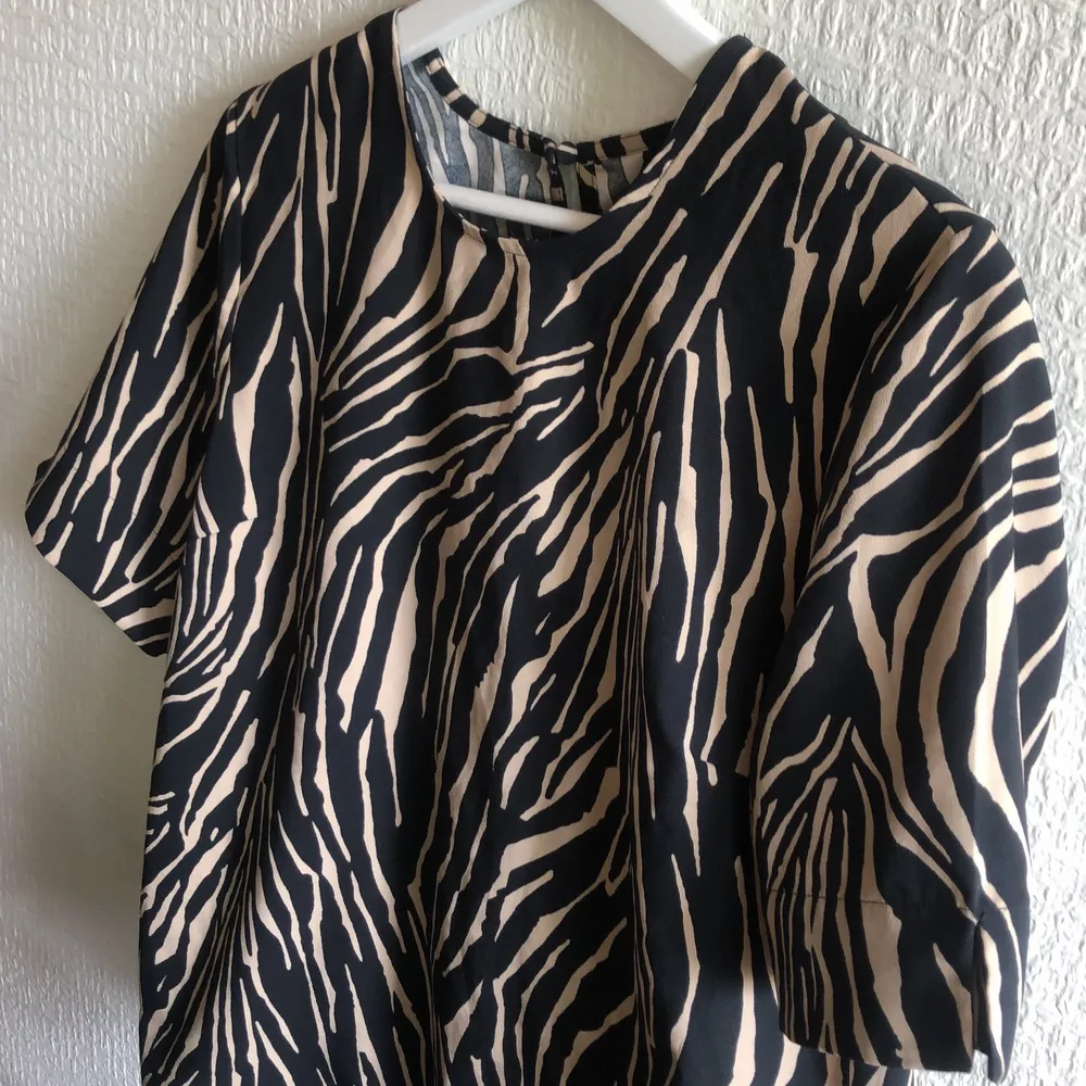 Zebra mönstrad elegant luftigare topp i bra material. T-shirts.