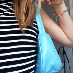 Blå baguette bag - Blå baguette-bag som inte kommer till andvändning längre. Fint skick 💙