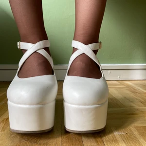 Platåskor vita - Vita platåskor köpta i Japan storlek L. Ca 37~38. Använda en gång, bra skick utöver nån mindre skråma.