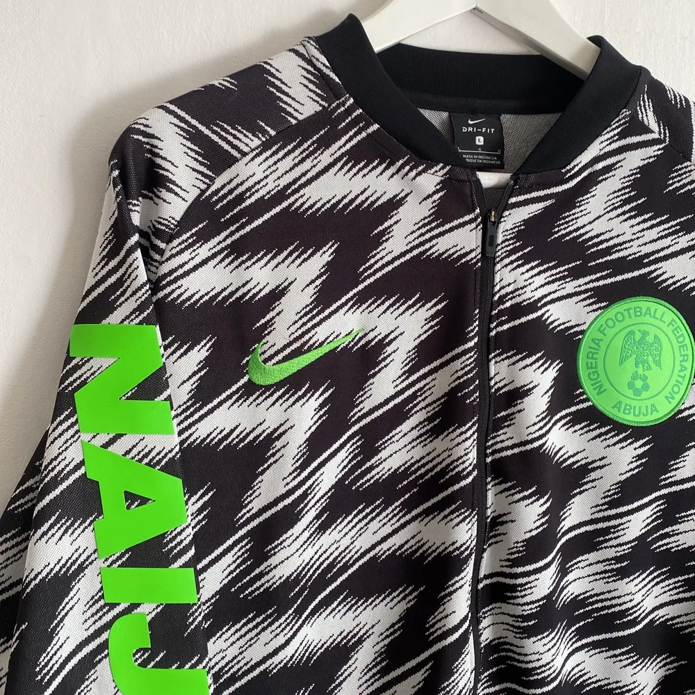 Rare collective item from Nike football. Nigeria Football Federation Abuja. Great condition. Dri-fit material. Pockets with zip. Size: L Length: 78cm Chest: 112cm . Hoodies.