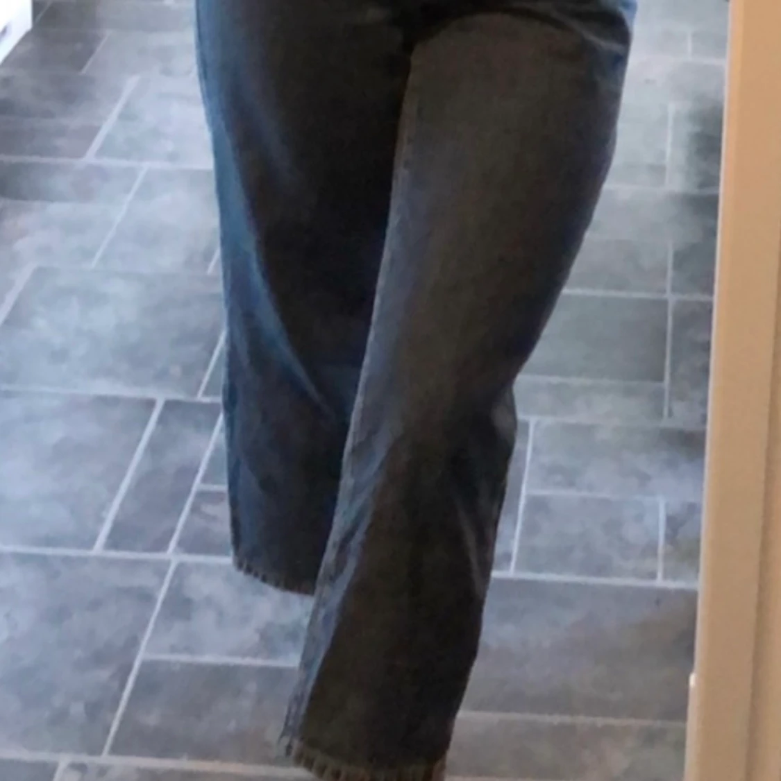 Jumpsuit i denim med knyt i midja  - 90