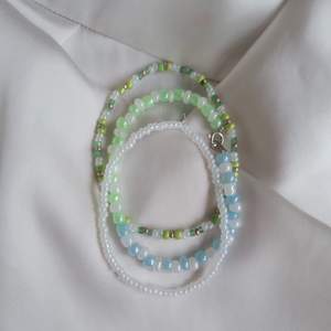 Fint set med 3 pärlarband i vitt, blått och grönt! 💚 Frakt 13kr om du betalar med Swish!