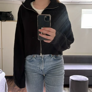 Svart stickad zip-up med krage - Svart stickad zip-up med krage från H&M. Storlek L (sitter oversized på mig som brukar ha runt XS-S. Jättegullig och mysig! Frakt ingår ej i priset för plagget!