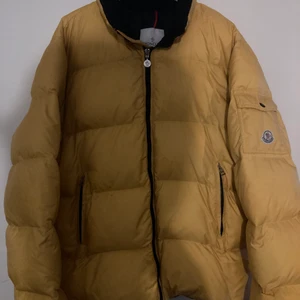 Vintage Moncler jacka  - Lågsäsong för denna jacka då det är en vinterjacka, därav det låga priset