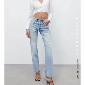 Zara jeans  - Så snygga zara jeans, låg/mid waist straight. Knappt använda, inga skador på dem! 