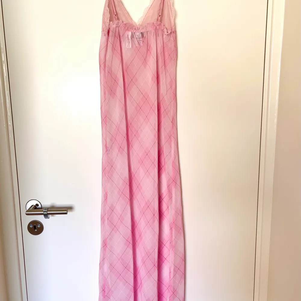 Long Sheer night gown, size S. Cute and sexy. We can meet in person in Malmö or I can offer free shipping within Sweden. For international shipping the cost needs to be paid additionally . Klänningar.