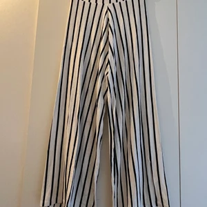 Randiga byxor - Randiga byxor i mjukt material.