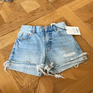 Jag säljer dessa  pull and bear jeans shorts som är  sprillans nya! De är helt oandvända och prislappen sitter kvar. Jag säljer dom eftersom att de inte sitter så som jag skulle viljat. Nypris 259kr och jag säljer dom för 150+frakt. Storlek 32.