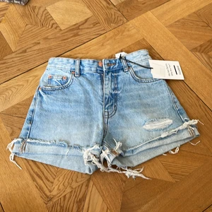 Pull&Bear shorts - Jag säljer dessa  pull and bear jeans shorts som är  sprillans nya! De är helt oandvända och prislappen sitter kvar. Jag säljer dom eftersom att de inte sitter så som jag skulle viljat. Nypris 259kr och jag säljer dom för 150+frakt. Storlek 32.