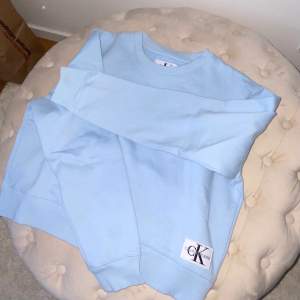 Säljer denna jättefina härliga ljusblå Calvin Klein collegetröjan som även är lätt croppad💙 Köpt i Köpenhamn och är äkta. Säljer då jag knappt använder den längre, är i mycket fint skick! Det står strl XS men skulle även passa en M då den är oversized.
