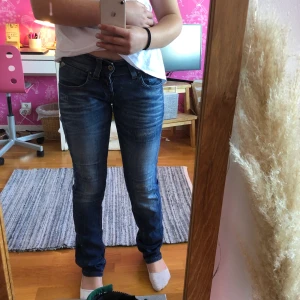Lågmidjade replay jeans - Säljer dessa lågmidjade replay jeans då de inte kommer till användning längre. Köptes här på plick för 300kr. Använda ganska mycket men ändå rätt så bra skick. Skriv privat vid fler frågor eller ifall ni vill ha fler bilder💗