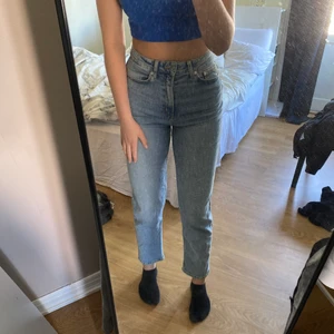 Jeans ifrån HM - Hömidjade supersköna jeans ifrån HM. Tyvärr lite för korta för min smak. Sparsamt använda. Om frågor uppstår så kontakta mig💗