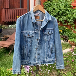 Levi’s jeansjacka  - Vintage Levi’s jeansjacka.                         Storlek 40, snäv modell.              Made in France