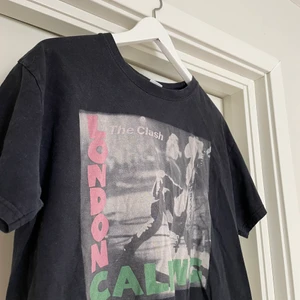 The Clash t-shirt strl. M - ”London Calling”. Storlek M, välanvänd men inga fläckar eller konstigheter. 