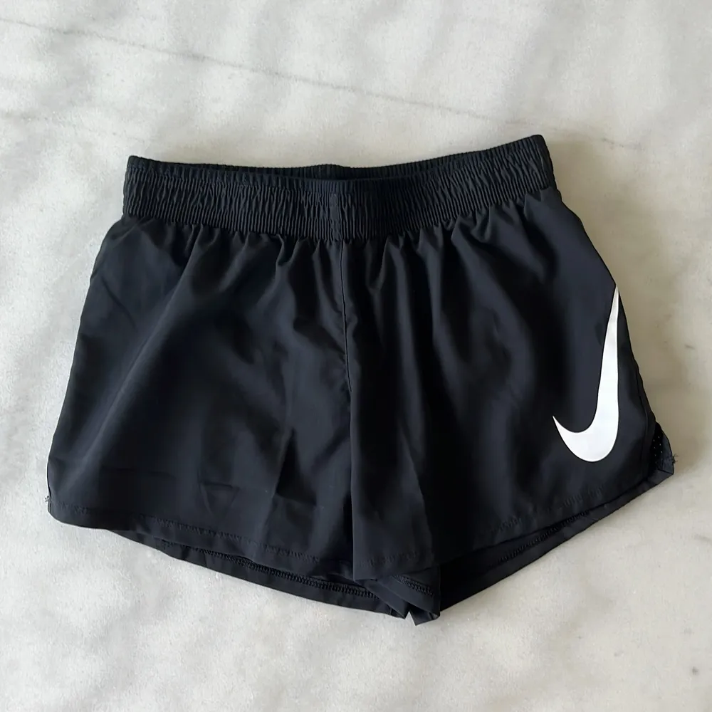 Löparshorts från Nike | Använda typ 1 gång, i nyskick | Fraktkostnad tillkommer 💌. Shorts.