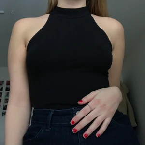 Svart topp med krage  - Snygg svart topp med krage, använd ett tiotal gånger men är fortfarande i bra skick<3 