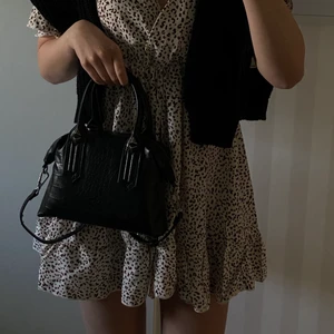 Klänning - Supersöt vit omlottklänning med brunt leopardmönster. Strl S.  🤎