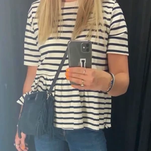 Zara tröja  - Säljer denna jätte fina zara tröja! Inte jätte använd säljer för 100kr!❤️ storlek S Kom privat för fler bilder.