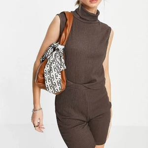 Brunt set - Ett fint brunt sett som jag köpte från ASOS som används några gånger. Om du har några frågor eller vill ha fler bilder är det bara att kontakta mig 😁😊