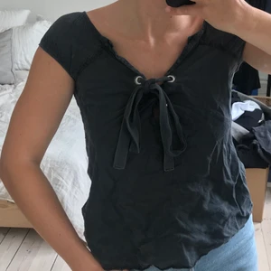 Miss Sixty blus - Blus från Miss Sixty i skirt mörkgrått tyg 🕊  Fint skick, inget att anmärka på förutom möjligen lite slitage under ärmarna.