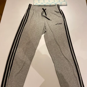 Adidas mjukisbyxor - Storlek S