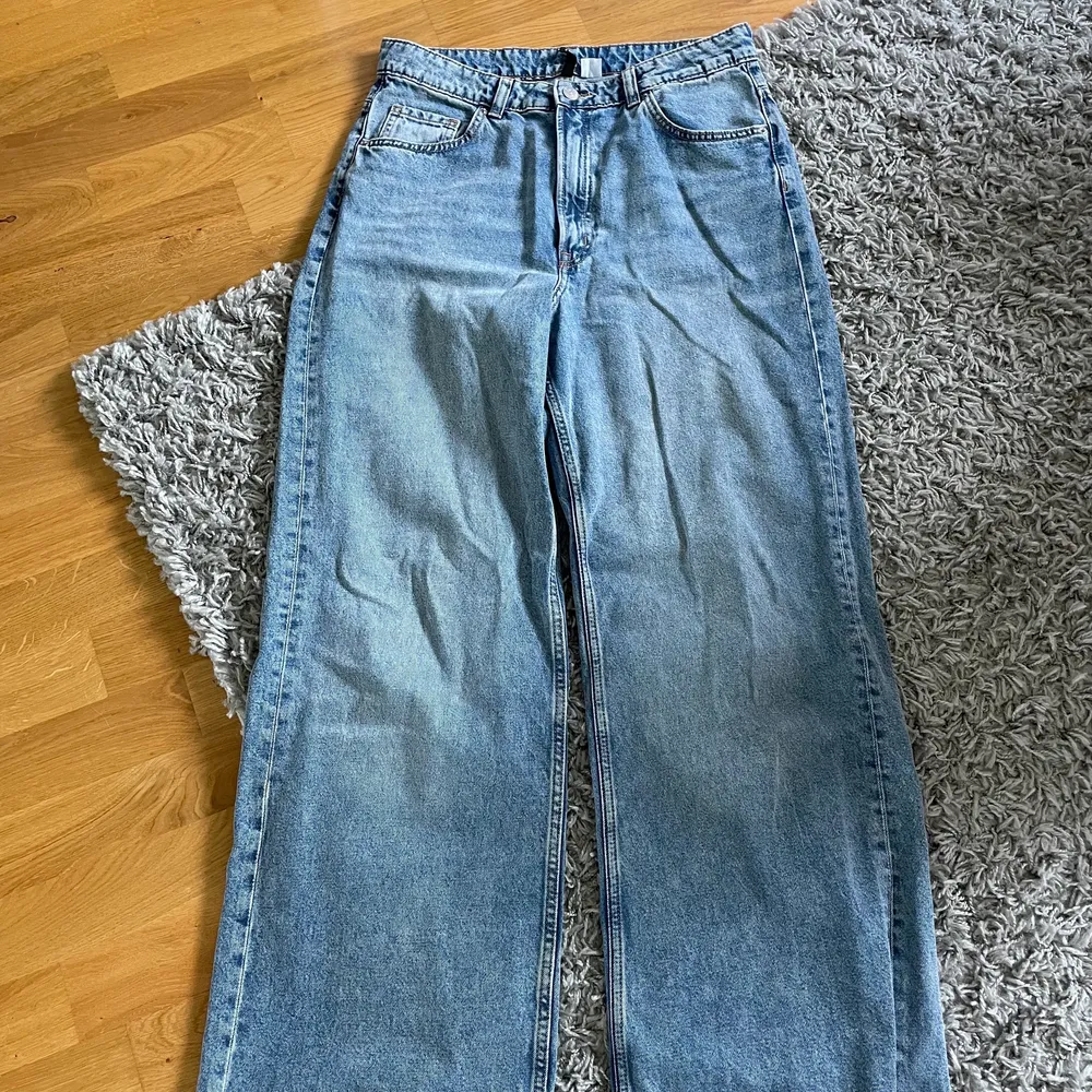 Vida jeans från h&m, använda 1 eller 2 gånger så väldigt bra skick. 150kr eller bud +frakt.. Jeans & Byxor.