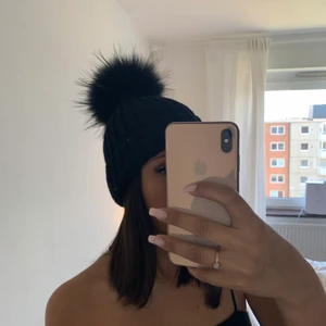 Mössa rockandblue - Varm och skön mössa från rockandblue. Äkta päls som går att ta av