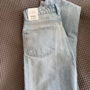 Zara jeans - Helt oanvända mid waist zara jeans i strl 32🌟
