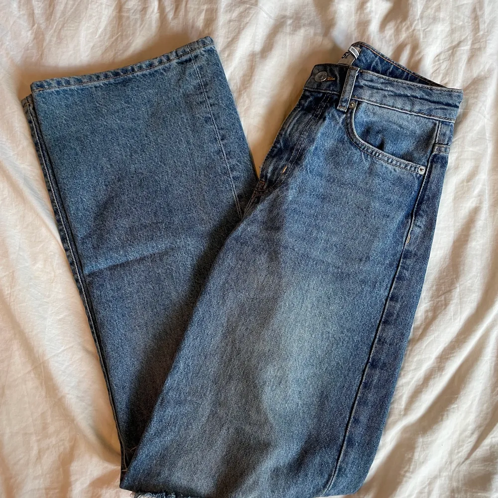 Säljer ett par skit snygga och bekväma jeans med hål på knäna, sitter perfekt på mig men säljer pågrund av att jag aldrig använder dem✨ köpt från lager 157 och byxorna är i ett super bra skick och längden är perfekt för mig som är 168cm💕. Jeans & Byxor.