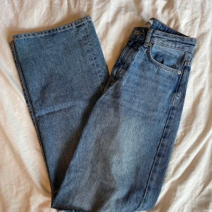 Blå jeans - Säljer ett par skit snygga och bekväma jeans med hål på knäna, sitter perfekt på mig men säljer pågrund av att jag aldrig använder dem✨ köpt från lager 157 och byxorna är i ett super bra skick och längden är perfekt för mig som är 168cm💕