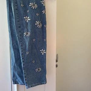 Jeans med blommor  - Jätte söta jeans med blommor på ena benet men kommer tyvärr inte till användning 
