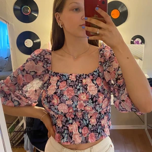 Blommig topp🌸 - Jätte söt topp från HM, kommer inte till användning, använd max 2 ggr. 🌸