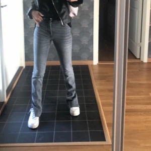 Zara jeans - INTRESSEKOLL!!! Säljer mina botcut med slits jeans, från Zara. Det är slutsålda och använd Max 4 gånger. De passar tjejer mellan 163-175!💕💕 tveka inte för bilder💕 säljer endast för bra bud så skriv privat!