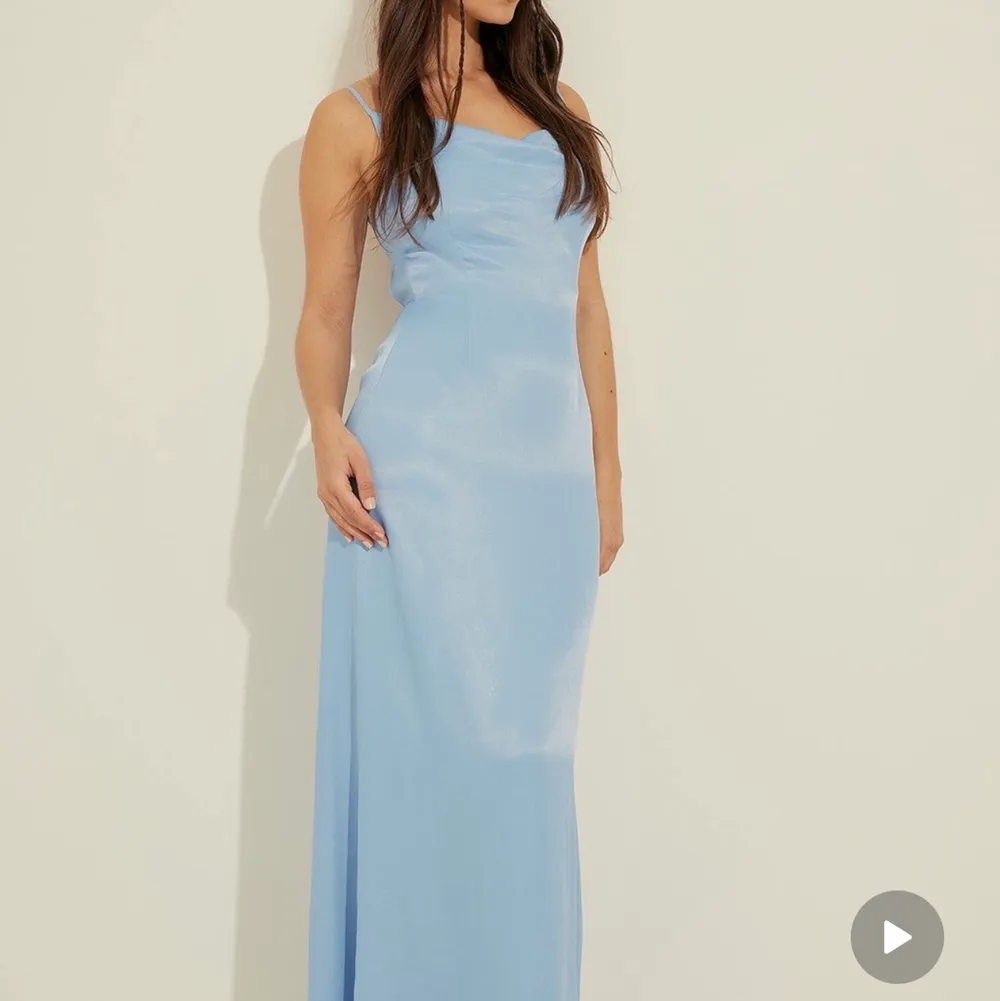 Säljer denna helt underbart fina klänningen från Amalie Stars kollektion med NAKD💙Den är endast använd 1 gång och i fint skick💙Slutsåld i denna storlek på hemsidan, skriv för fler bilder💙. Klänningar.