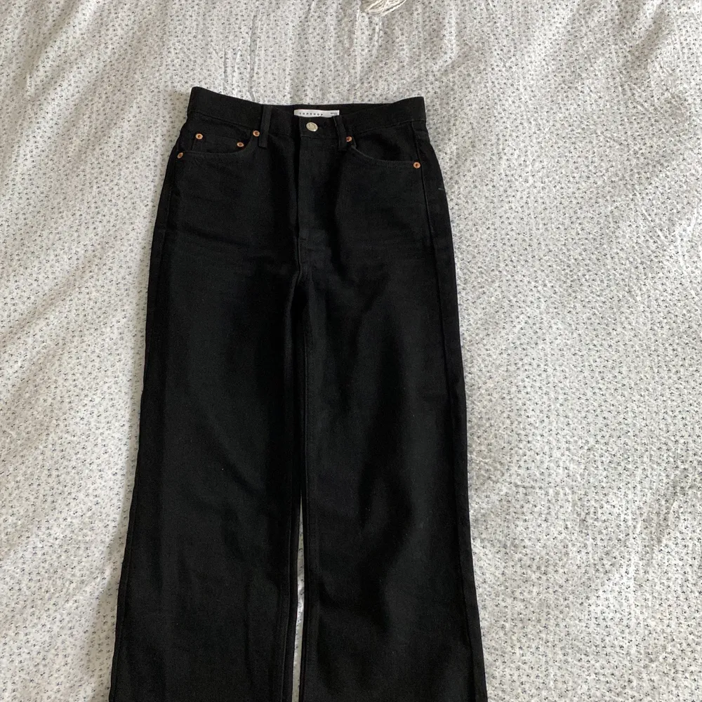 Svarta topshop jeans 26/30. Raka ben. Nypris 500kr, Säljs för 250. Jeans & Byxor.