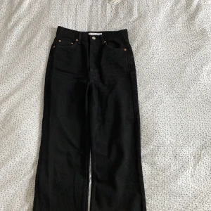 Topshop jeans - Svarta topshop jeans 26/30. Raka ben. Nypris 500kr, Säljs för 250