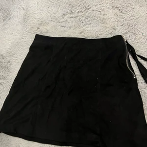 Kjol mockaimitation - Skiiiiitsnygg kjol i mockaimitation, tyvärr för liten för mig 😢 sitter så sjukt snyggt på. Storlek xs! 