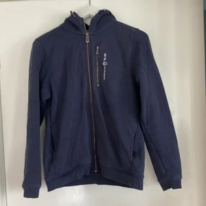 Sailracing zip-hoodie - Mörkblå sailracing kofta i storlek 170 cm, alltså ungefär XS-S. Använd ett par gånger men fortfarande i bra skick, inget är förstört eller så. Skick: 8,5/10, original pris: 800-1000 kr