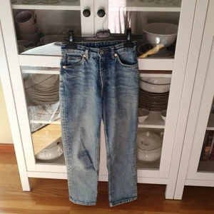 Högmidjade jeans med rak passform - Monki (24) - Högmidjade mellanblå jeans från Monki i modellen Taiki med extra vida ben (balloon leg). 