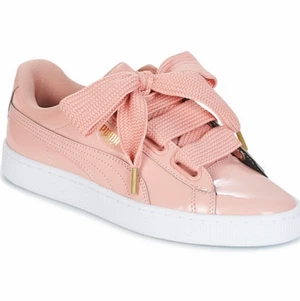Sneakers  - Rosa puma sneakers storlek 39, köpta 2020 men inte använda mkt då dom är för små💗💗 (SÄLJER BILLIGT VID SNABB AFFÄR) kan mötas upp och skicka!!!